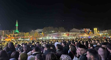 Kırşehir Belediyesi TUSAŞ saldırılarına rağmen Cacabey Meydanında konser düzenledi
