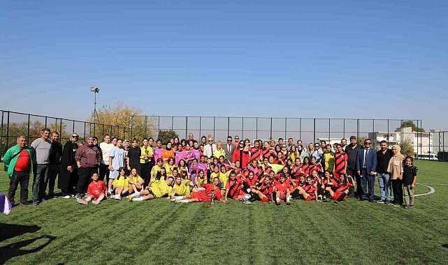 Kız futbol takımları cumhuriyet için oynadı