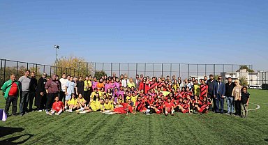 Kız futbol takımları cumhuriyet için oynadı