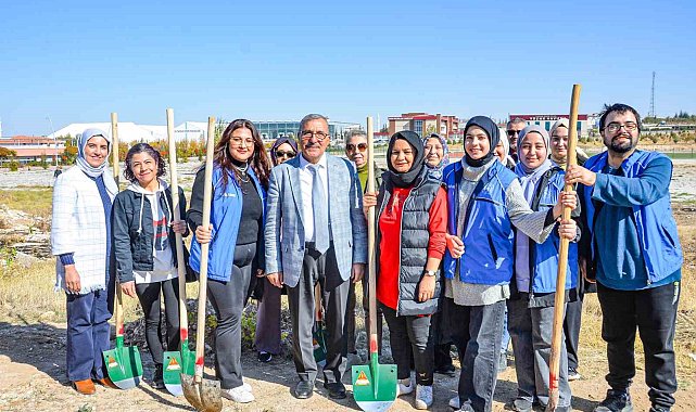 KMÜ'de Cumhuriyet'in 101'nci yılına özel 101 meşe fidanı toprakla buluştu