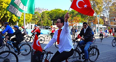 Kocaeli İzmit'te bisikletlilerden renkli kortej