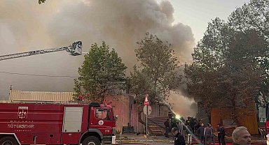Kocaeli'de palet deposunda büyük yangın