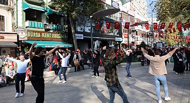 Kocaeli'de davul ve zurna eşliğinde zeybek gösterisi