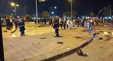 Konser sonrası "Sahne bizde" deyip çevreyi yedi dakikada temizlediler