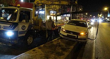 Kontrolden çıkan araç refüjde bordürlerin üzerinde kayarak ilerledi