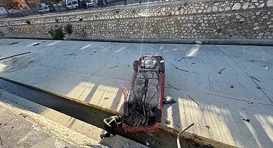 Kontrolden çıkan otomobil çaya uçtu, sürücü kazayı sıyrıklarla atlattı