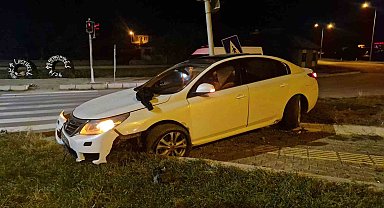 Kontrolden çıkan otomobil yaya kaldırımına çıktı: 2 yaralı