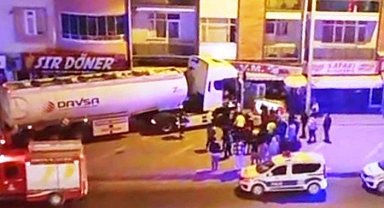 Kontrolden çıkan tanker marketin önünde durabildi: O anlar kamerada
