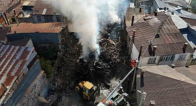 Konya'da 3 evin tamamen yandığı mahallede enkaz kaldırma işlemleri sürüyor