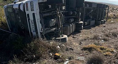 Konya'da devrilen tırın sürücüsü yaralandı