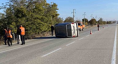 Konya'da sürücüsü uyuyan minibüs devrildi