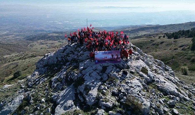 Kösedağ'ın zirvesine dev Türk bayrağı