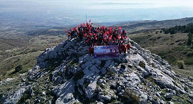 Kösedağ'ın zirvesine dev Türk bayrağı