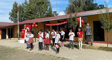 Köy okulundaki çocukların Cumhuriyet Bayramı coşkusu
