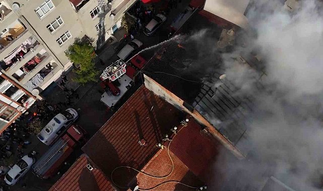 Küçükçekmece'de korkutan çatı yangını: O anlar kamerada