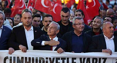 Küçükçekmece'de vatandaşlar Cumhuriyet Bayramı coşkusunu Hande Yener konseri ile yaşadı