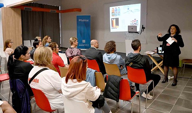 Kuşadası'nda antrenörlere sporcu beslenmesindeki yenilikler anlatıldı