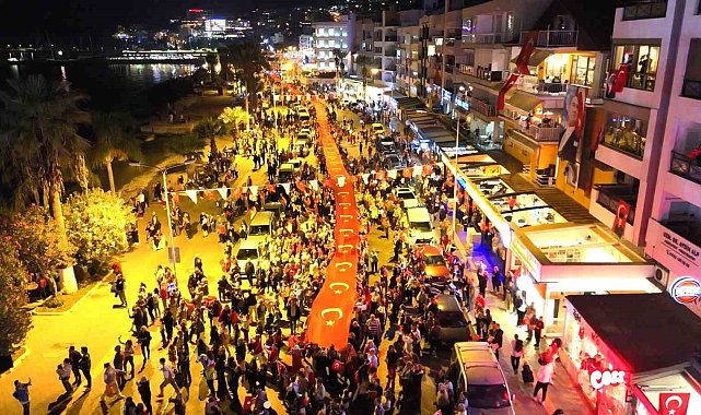 Kuşadası'nda on binler Cumhuriyet için yürüdü