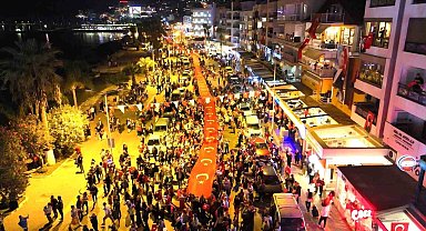 Kuşadası'nda on binler Cumhuriyet için yürüdü