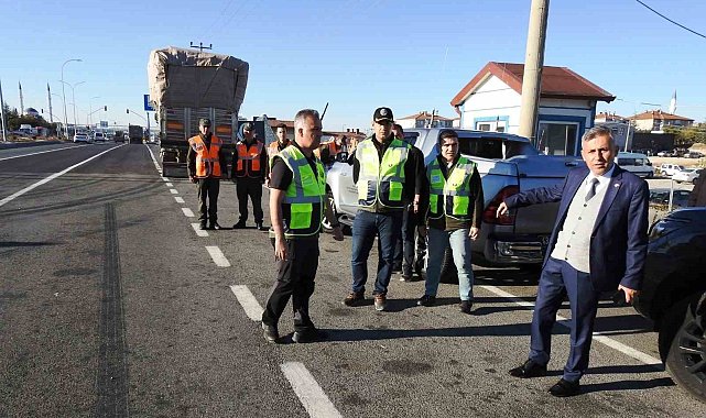 Kütahya'da orman emvali yüklü araçlara mobil denetim