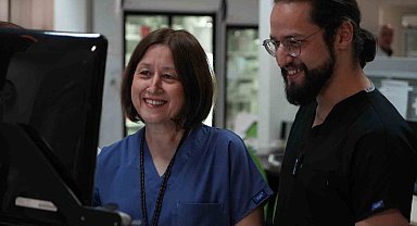 Laboratuvar teknikeri annesinin yanına doktor olarak atandı