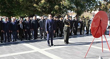 Malazgirt'te 29 Ekim Cumhuriyet bayramı çelenk koyma töreni yapıldı