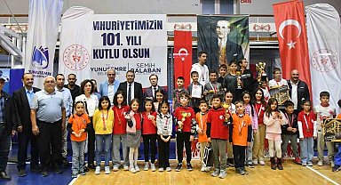 Manisa'da 29 Ekim Satranç Turnuvası'nda ödüller sahiplerini buldu