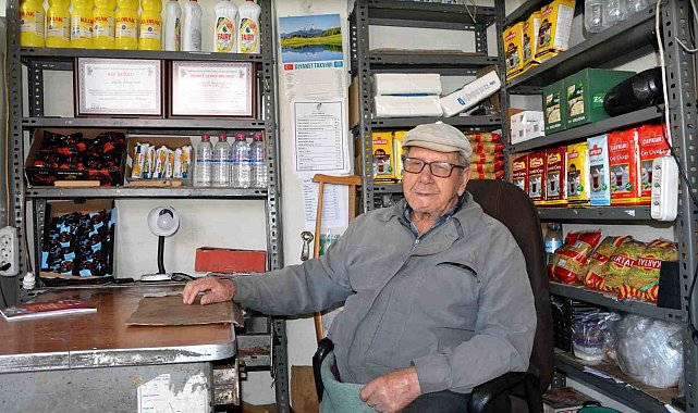 Manisa'da 82 yıllık esnaf çalışma azmiyle göz dolduruyor