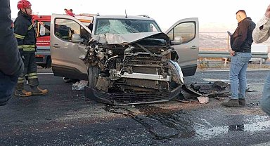 Manisa'da yolcu otomobil minibüse çarptı: 7 yaralı