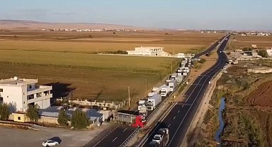 Mardin'de sürücüsünün kontrolünden çıkan tır bariyerlere çarptı