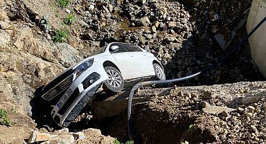 Menfeze yuvarlanan otomobilden yaralanmadan çıktılar, aracı terk edip gittiler