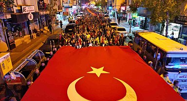 Mersin Erdemli'de binlerce kişi meşaleli bayrak yürüyüşüne katıldı