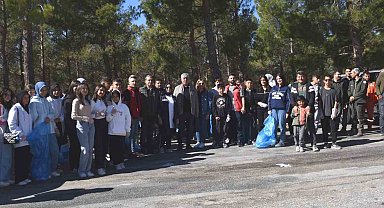Mersin'de öğrencilerden orman temizliği