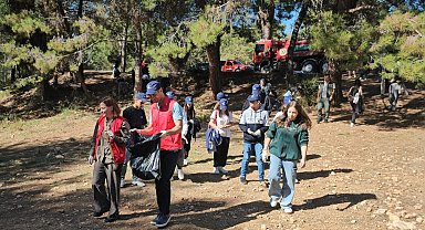 Mersin'de ormanlık alanda torbalarca çöp toplandı