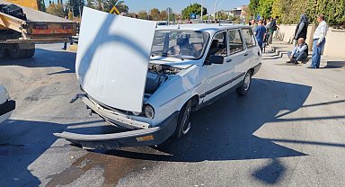 Mersin'de otomobil ile kamyonet çarpıştı: 2 yaralı