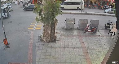 Midibüs, bisikletliyi ezdi: O anlar kamerada