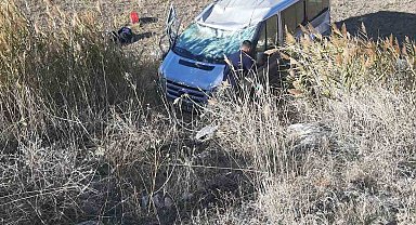 Minibüs yoldan çıktı: 1 yaralı