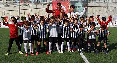 Minik futbolcular İzmit Belediyesi Cumhuriyet Bayramı Futbol Şöleninde doyasıya eğlendi