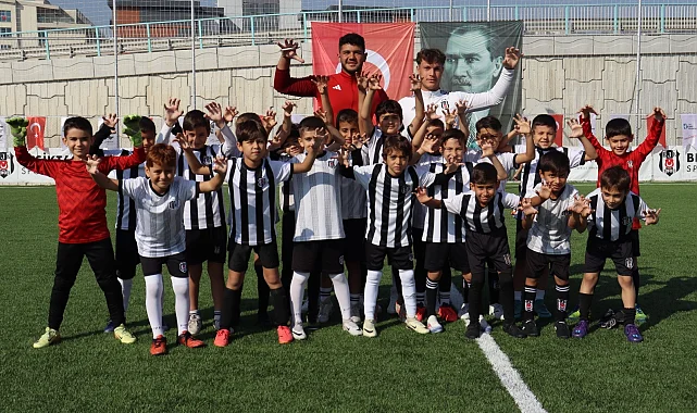 Minik futbolcular İzmit Belediyesi Cumhuriyet Bayramı Futbol Şöleninde doyasıya eğlendi
