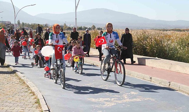 Minik öğrenciler cumhuriyetin 101. yıldönümü için pedal çevirdi