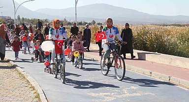 Minik öğrenciler cumhuriyetin 101. yıldönümü için pedal çevirdi