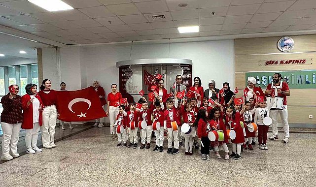 Minikler hastanede Cumhuriyet'i kutladı, hastalar moral buldu