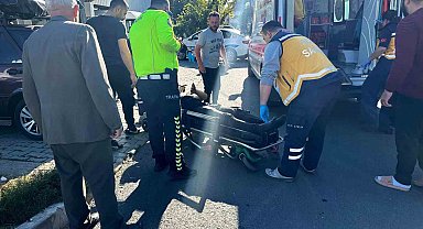 Motosiklet, park halindeki otomobile çarptı: 1 yaralı