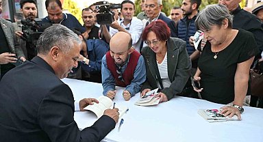 Muratpaşa Belediye Başkanı Ümit Uysal, yeni kitabını tanıttı