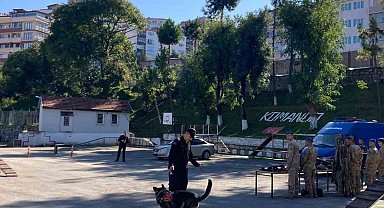 Öğrenciler jandarmayı ziyaret edip eğitimli köpeklerin gösterilerini izledi