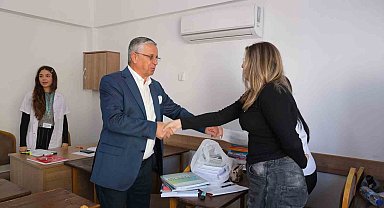 Öğrencilere ücretsiz kitapları dağıtıldı