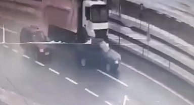 Ordu'da kamyonet ile otomobilin çarpıştı: Kaza güvenlik kamerasına yansıdı