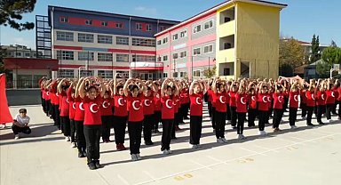 Ortaokul öğrencilerinden Cumhuriyet Korosu