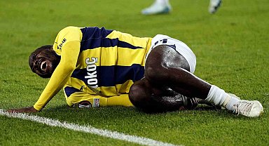 Osayi Samuel maça devam edemedi