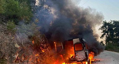 Osmaneli'nde seyir halindeki minibüs alev alev yandı